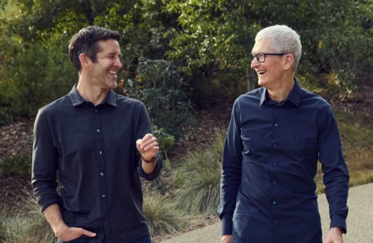 Tim Cook e John Ternus em evento da Apple